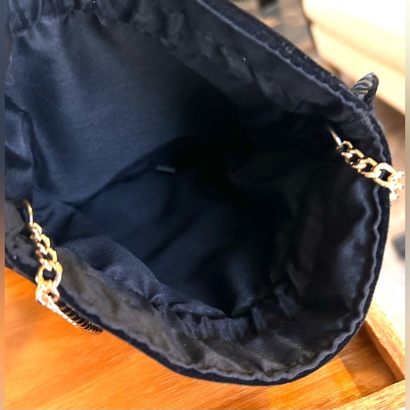 Carolina Herrera
Black Velvet Bag/Pouch
with Drawstring Closure
Gold Hardware - Picture 8 of 9